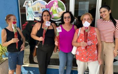 ACIG homenageia mulheres com distribuição de rosas em comemoração ao Dia Internacional da Mulher